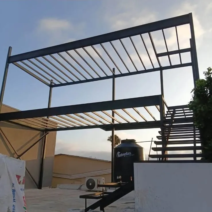Estructura metálica en dos niveles con escalera