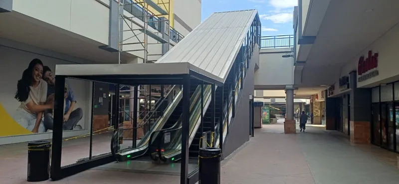 Techumbre en acceso a escaleras eléctricas de Plaza 2000