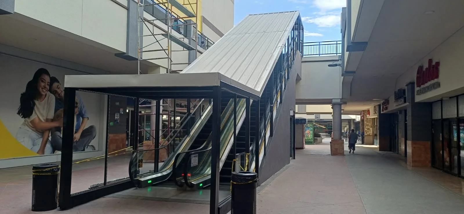 Techumbre metálica sobre escaleras eléctricas en Plaza 2000, Tijuana