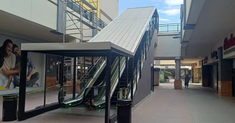 Otra vista de la estructura de techumbre sobre escaleras eléctricas en Plaza 2000