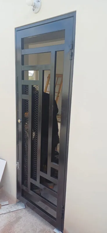 Fabricación de puerta de acero oscuro para acceso a departamento