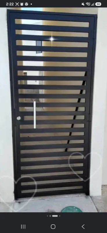 Detalle de trabajo de herrería en puerta de departamento