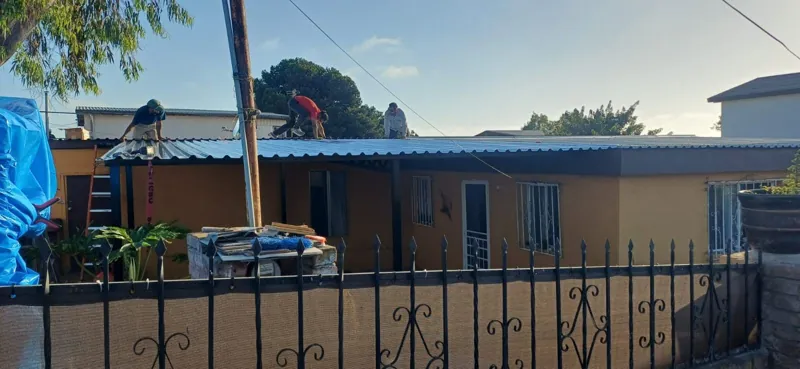 Instalación de techumbre de lámina en vivienda de Tijuana
